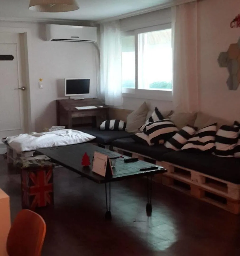 Xeromine Guesthouse Itaewon Seoul 2*,